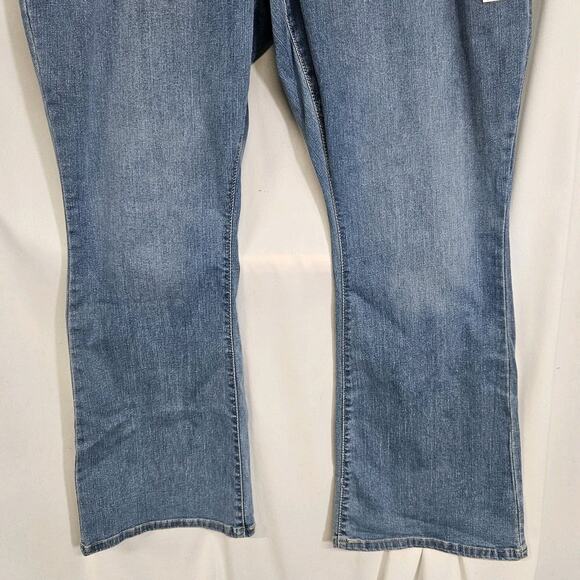 Levis Signature Totally Shaping Bootcut Light Wash High Rise Jeans 36x30 NWT - Picture 3 of 10